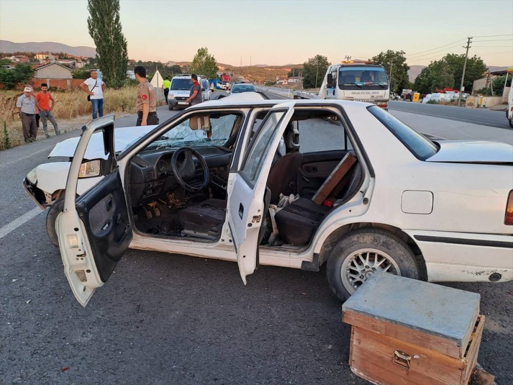 Balıkesir'de çarpışan iki otomobildeki 6 kişi yaralandı