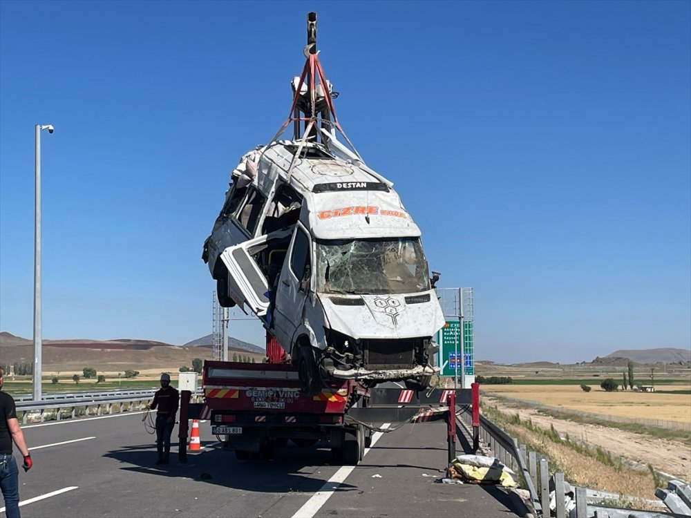 Nevşehir'de devrilen minibüsteki 24 kişi yaralandı