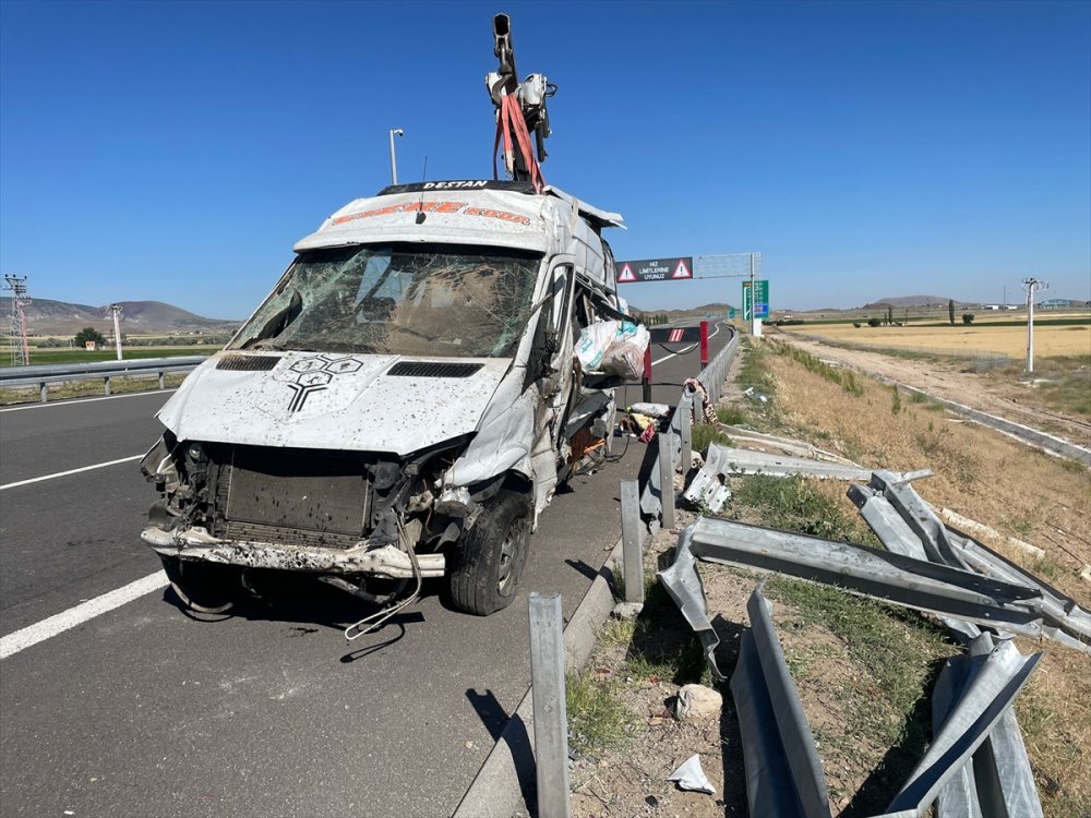 Nevşehir'de devrilen minibüsteki 24 kişi yaralandı