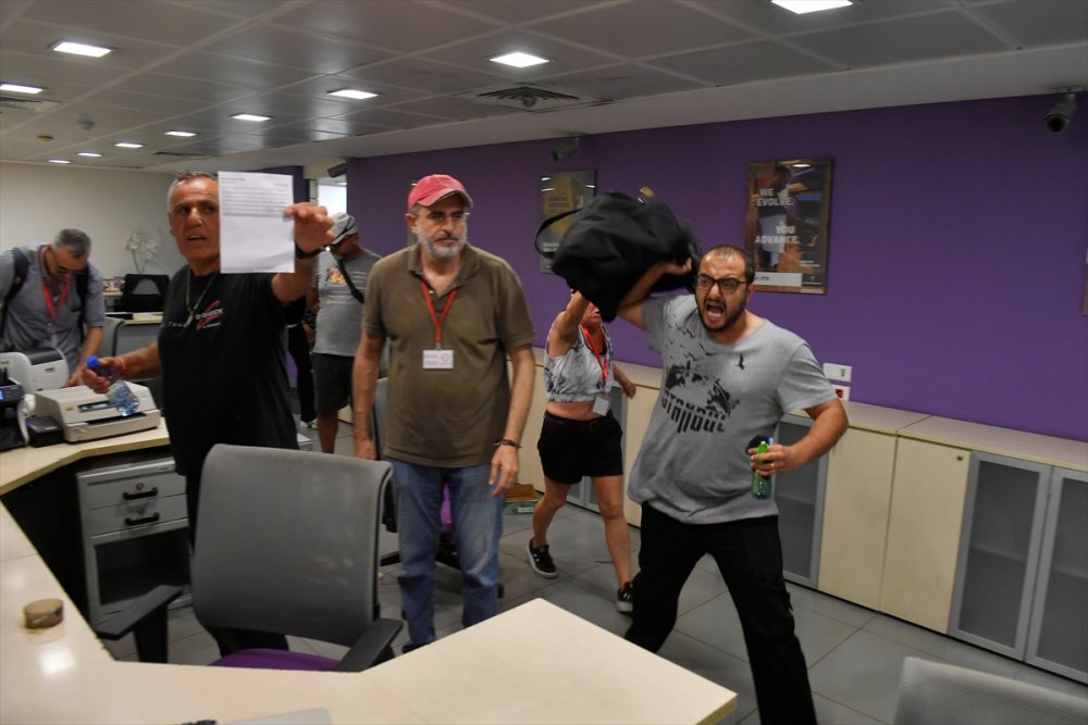 Lübnan'da mevduat hesabı dondurulan iki mudi bankayı bastı