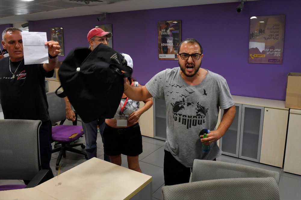 Lübnan'da mevduat hesabı dondurulan iki mudi bankayı bastı