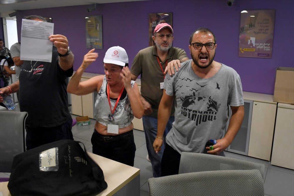 Lübnan'da mevduat hesabı dondurulan iki mudi bankayı bastı