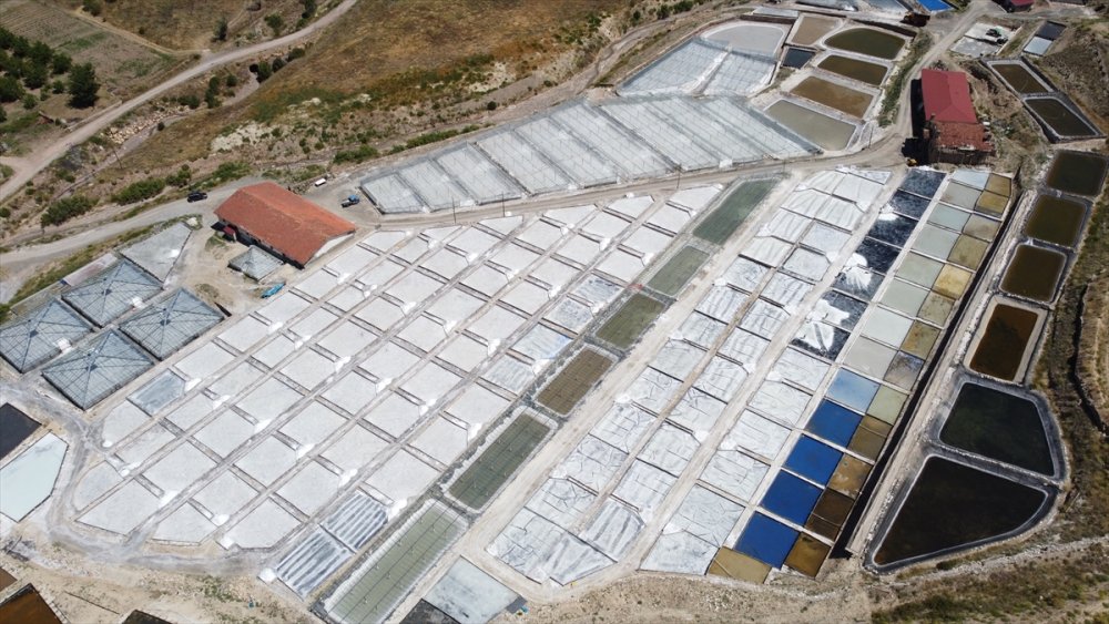 Kemah tuzu üreticileri bunaltıcı sıcaklarda mesai yapıyor