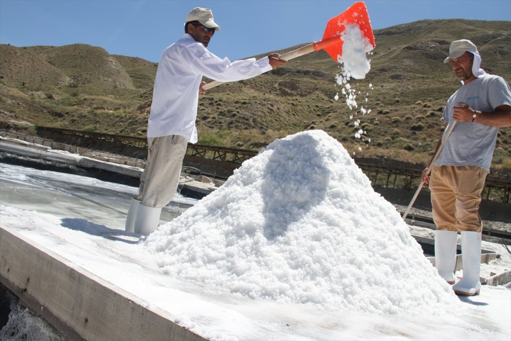 Kemah tuzu üreticileri bunaltıcı sıcaklarda mesai yapıyor