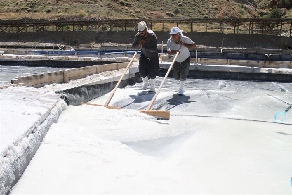 Kemah tuzu üreticileri bunaltıcı sıcaklarda mesai yapıyor