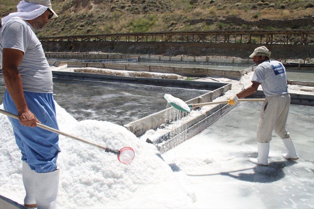 Kemah tuzu üreticileri bunaltıcı sıcaklarda mesai yapıyor