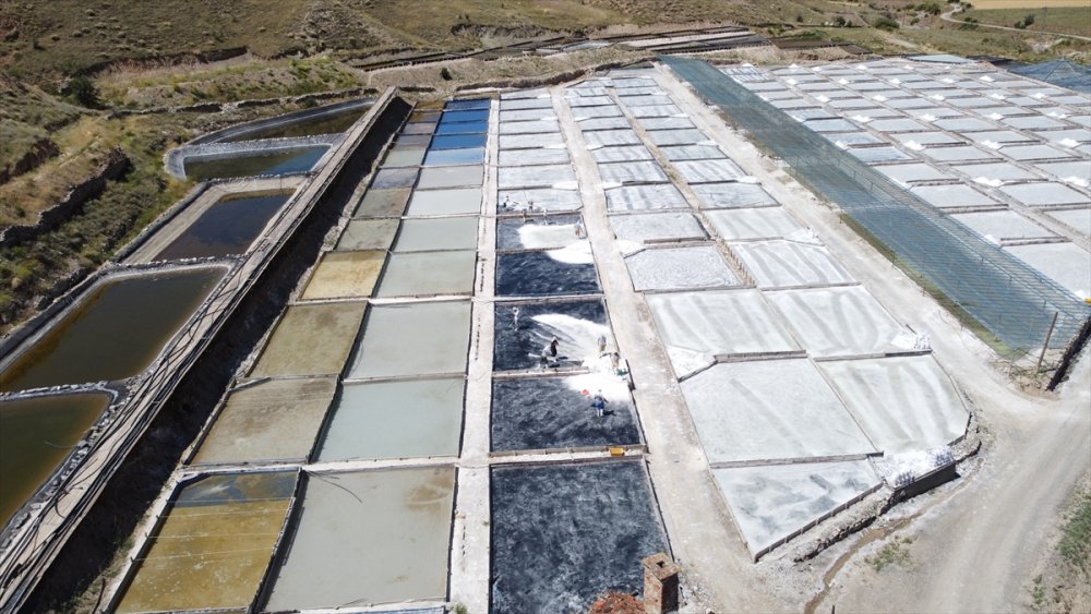 Kemah tuzu üreticileri bunaltıcı sıcaklarda mesai yapıyor