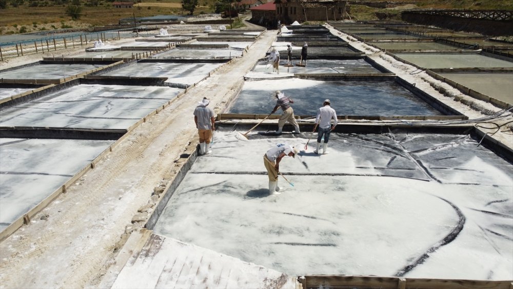 Kemah tuzu üreticileri bunaltıcı sıcaklarda mesai yapıyor