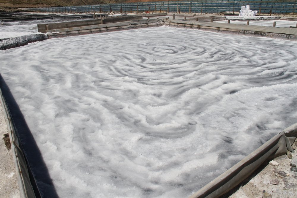 Kemah tuzu üreticileri bunaltıcı sıcaklarda mesai yapıyor