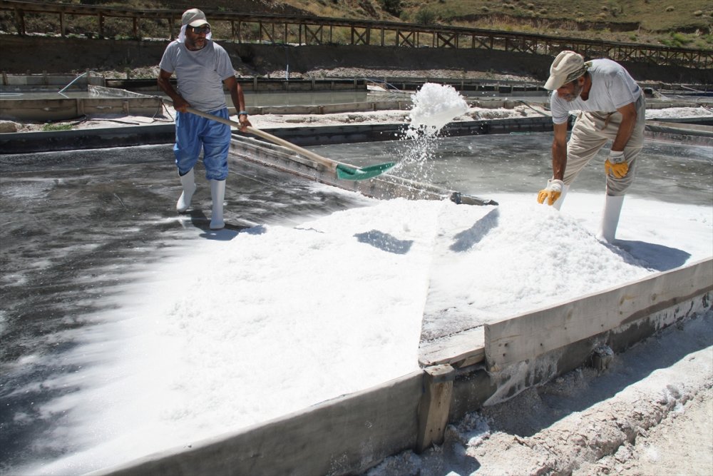 Kemah tuzu üreticileri bunaltıcı sıcaklarda mesai yapıyor