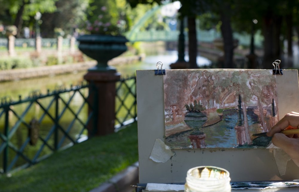 Güzel sanatlar öğrencisi, Eskişehir'i anlatan tuvallerini sergi için hazırlıyor