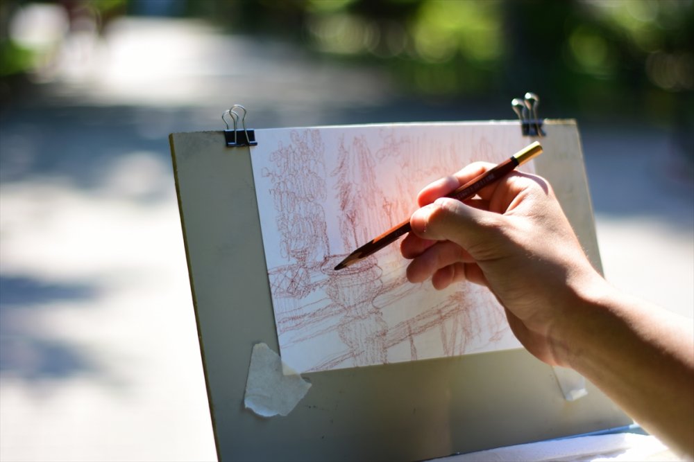 Güzel sanatlar öğrencisi, Eskişehir'i anlatan tuvallerini sergi için hazırlıyor