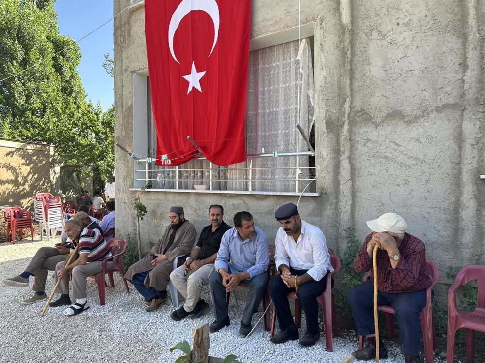Şehit Piyade Uzman Çavuş Kırmızıkoç'un ailesinin evine Türk Bayrağı asıldı