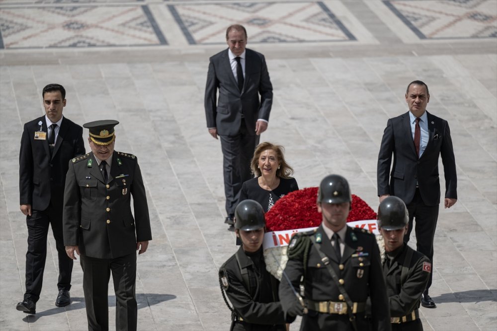 İnönü Vakfı'ndan Lozan Barış Antlaşması'nın 100'üncü yılında Anıtkabir ziyareti