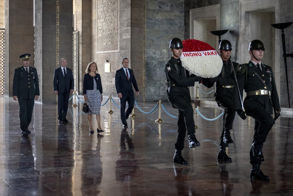 İnönü Vakfı'ndan Lozan Barış Antlaşması'nın 100'üncü yılında Anıtkabir ziyareti