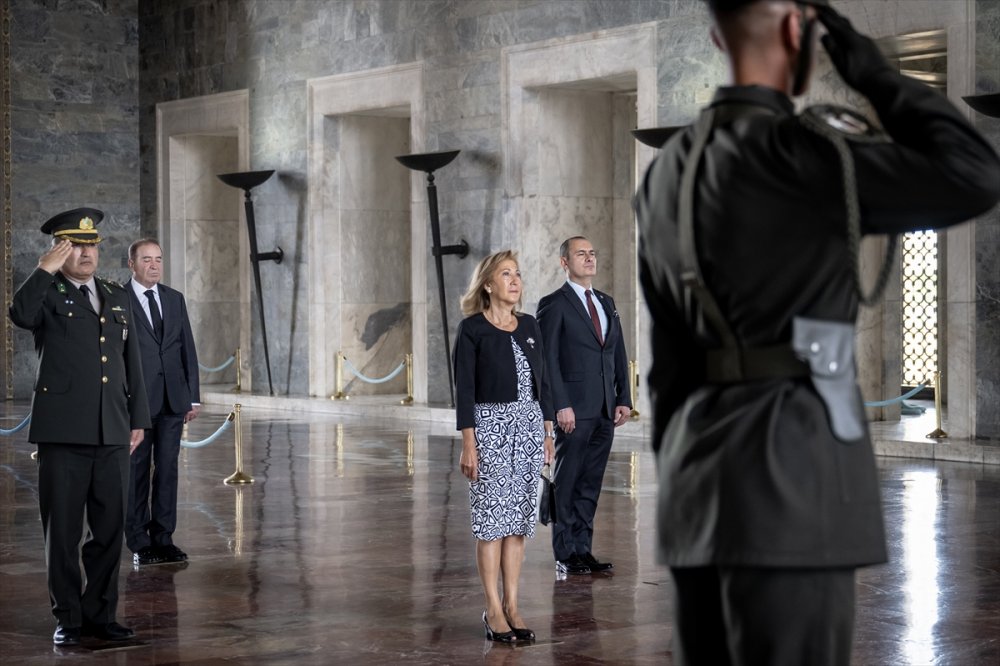 İnönü Vakfı'ndan Lozan Barış Antlaşması'nın 100'üncü yılında Anıtkabir ziyareti