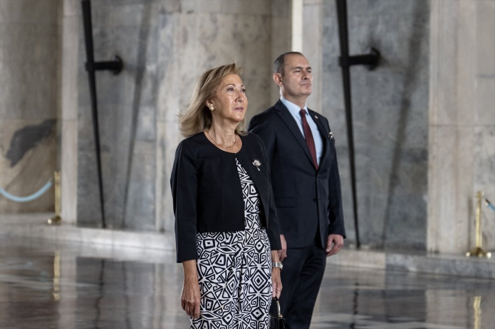 İnönü Vakfı'ndan Lozan Barış Antlaşması'nın 100'üncü yılında Anıtkabir ziyareti