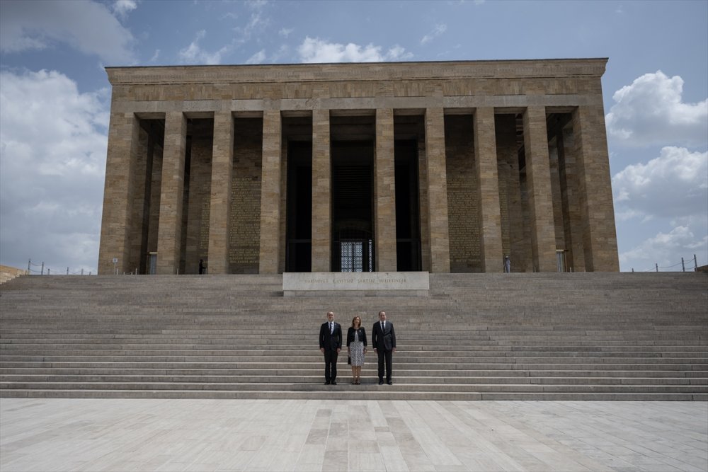 İnönü Vakfı'ndan Lozan Barış Antlaşması'nın 100'üncü yılında Anıtkabir ziyareti