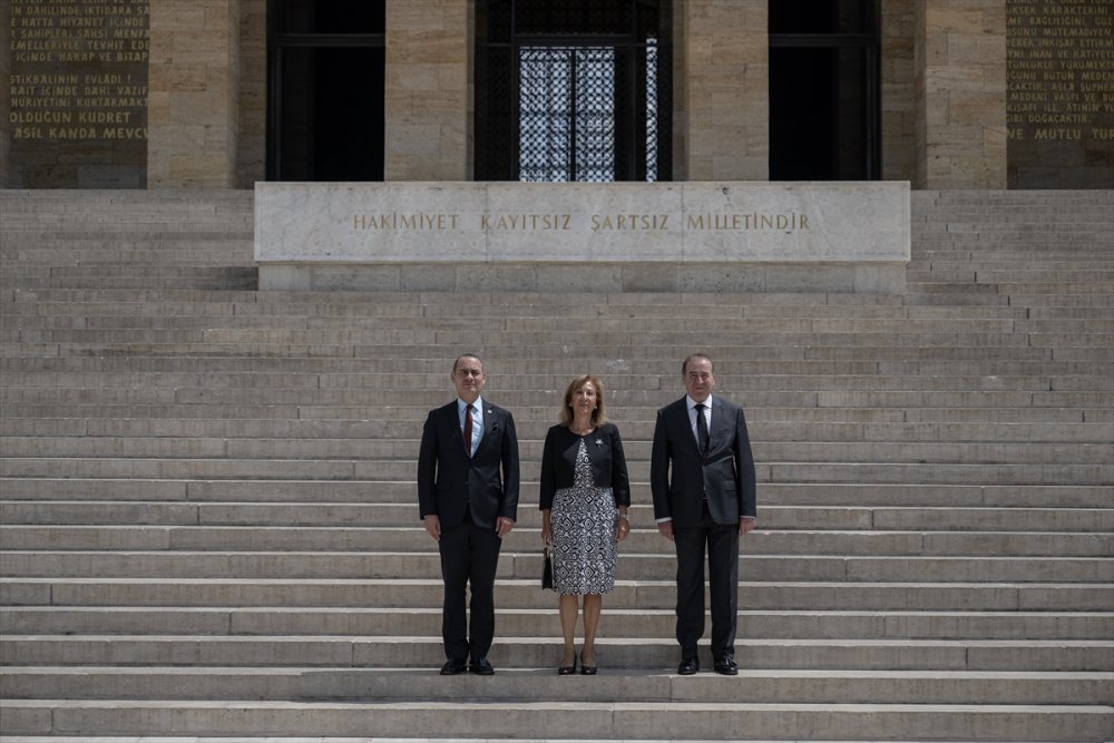 İnönü Vakfı'ndan Lozan Barış Antlaşması'nın 100'üncü yılında Anıtkabir ziyareti
