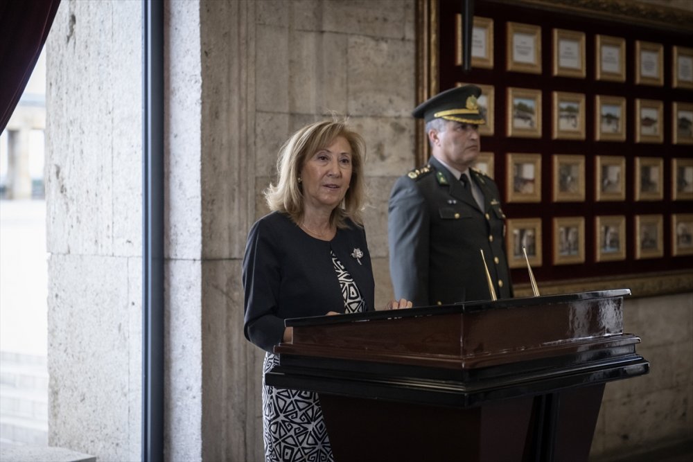 İnönü Vakfı'ndan Lozan Barış Antlaşması'nın 100'üncü yılında Anıtkabir ziyareti