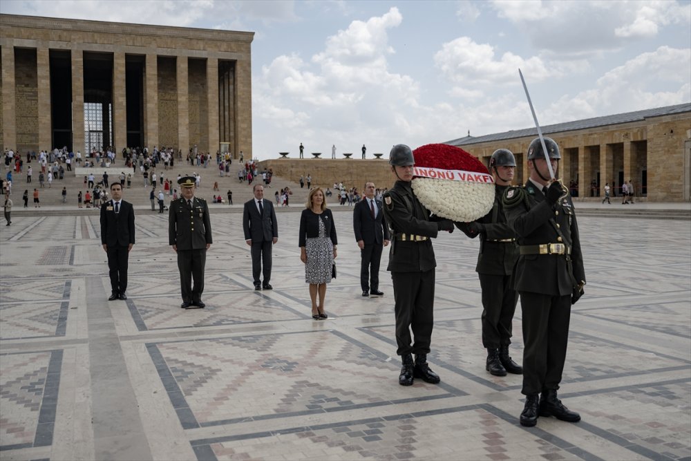 İnönü Vakfı'ndan Lozan Barış Antlaşması'nın 100'üncü yılında Anıtkabir ziyareti
