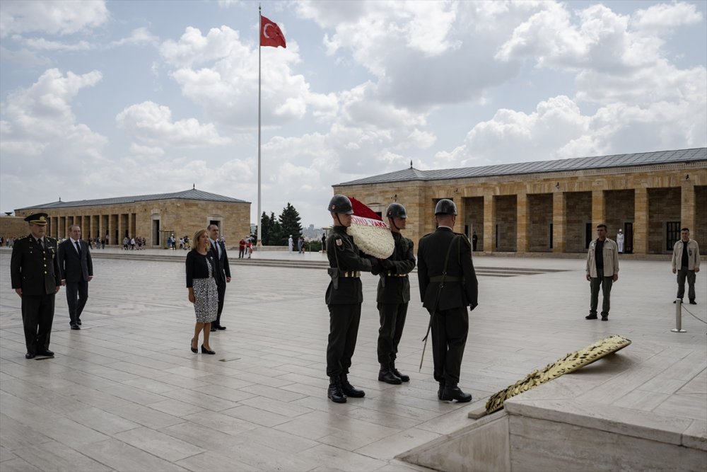 İnönü Vakfı'ndan Lozan Barış Antlaşması'nın 100'üncü yılında Anıtkabir ziyareti