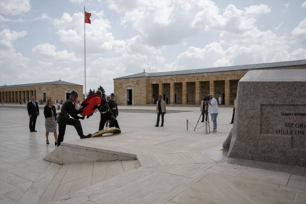 İnönü Vakfı'ndan Lozan Barış Antlaşması'nın 100'üncü yılında Anıtkabir ziyareti