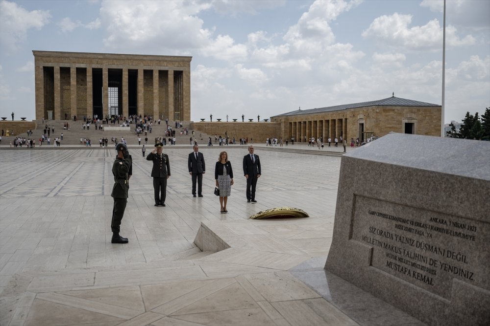 İnönü Vakfı'ndan Lozan Barış Antlaşması'nın 100'üncü yılında Anıtkabir ziyareti