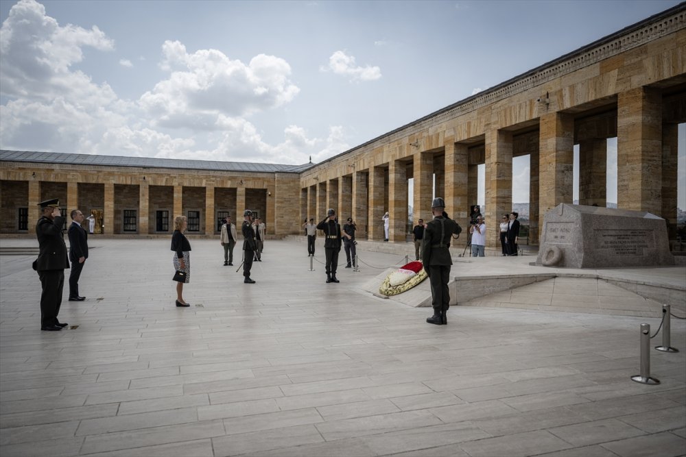 İnönü Vakfı'ndan Lozan Barış Antlaşması'nın 100'üncü yılında Anıtkabir ziyareti