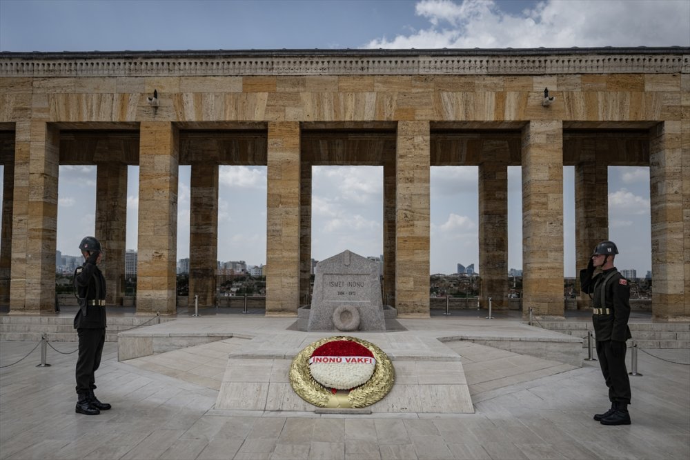 İnönü Vakfı'ndan Lozan Barış Antlaşması'nın 100'üncü yılında Anıtkabir ziyareti