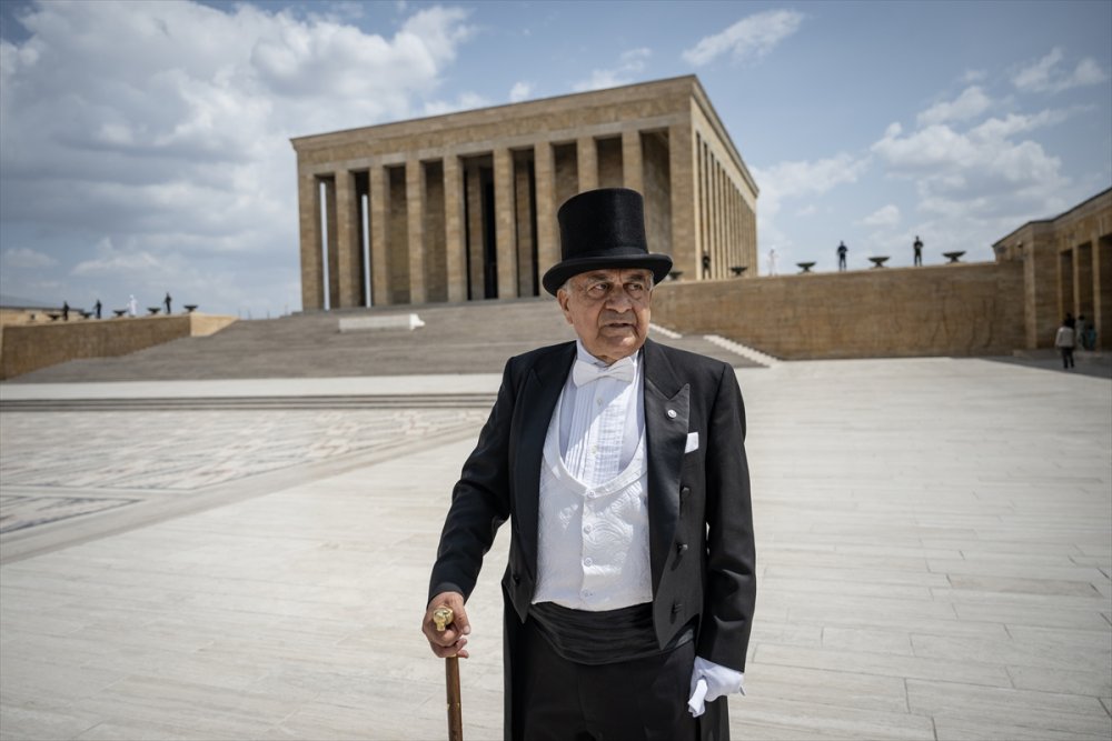 İnönü Vakfı'ndan Lozan Barış Antlaşması'nın 100'üncü yılında Anıtkabir ziyareti