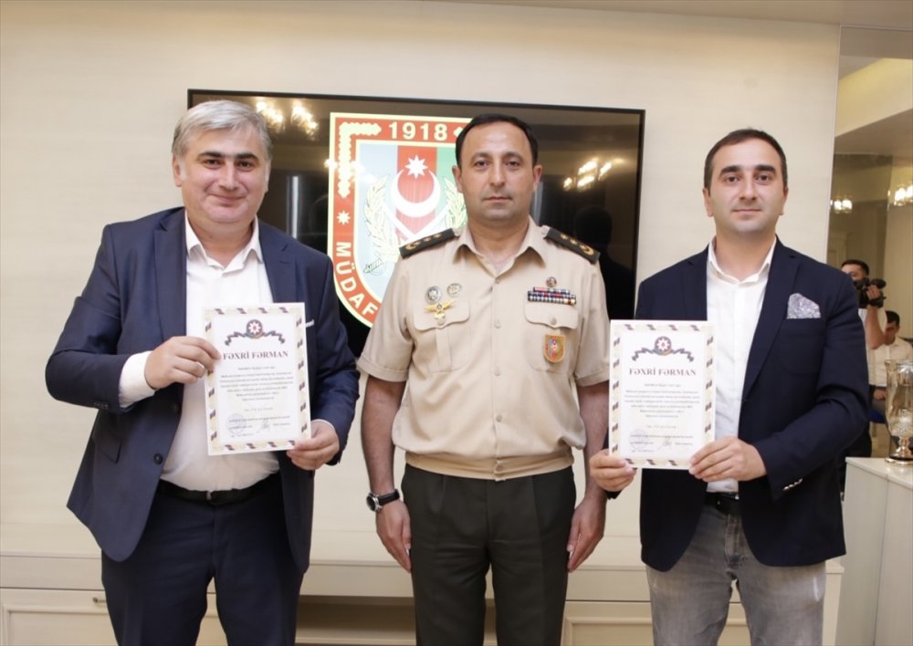 Azerbaycan Savunma Bakanı AA muhabirlerine ödül verdi