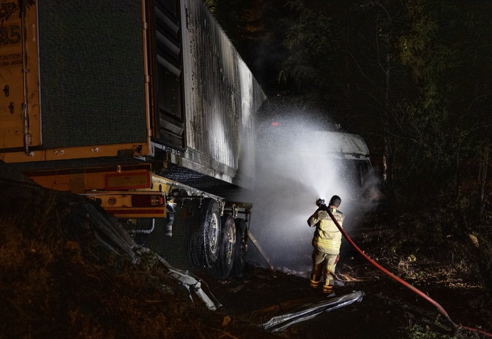 Ankara Elmadağ’da şarampole devrilen tır alev aldı