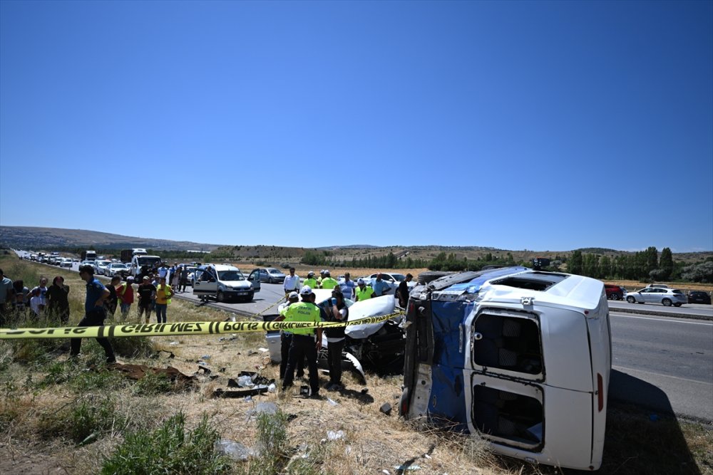 Durakta inen yolcu zincirleme trafik kazasında 1 kişi öldü, 8 kişi yaralandı