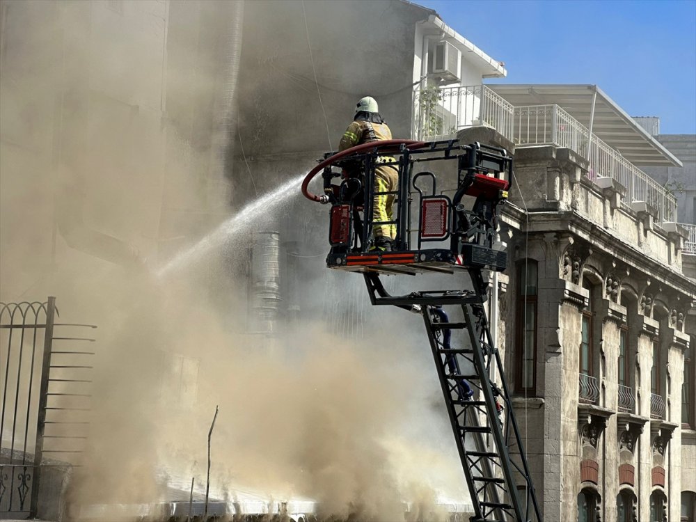 Beyoğlu İstiklal Caddesi’nde 4 katlı binanın çatısında çıkan yangın söndürüldü