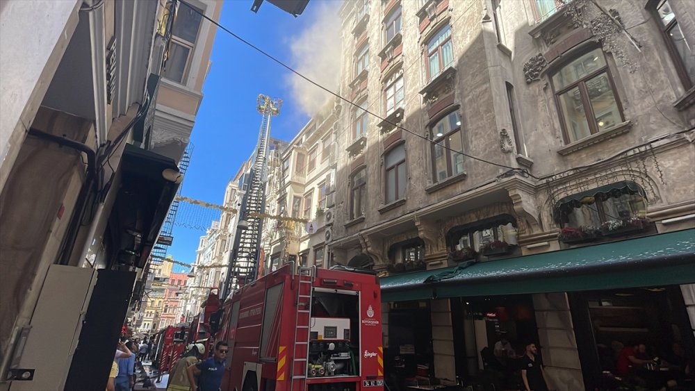 Beyoğlu İstiklal Caddesi’nde 4 katlı binanın çatısında çıkan yangın söndürüldü