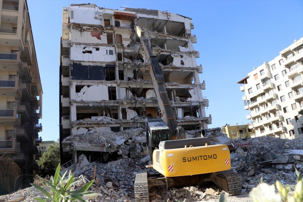 Hatay'da ağır hasarlı binaların yıkımı devam ediyor