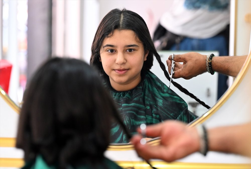 Sabırla uzattıkları saçları kanser hastalarına en anlamlı hediye oldu