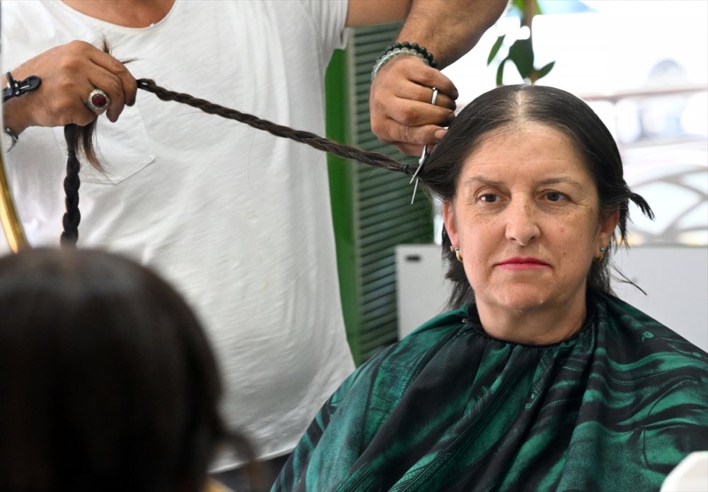 Sabırla uzattıkları saçları kanser hastalarına en anlamlı hediye oldu