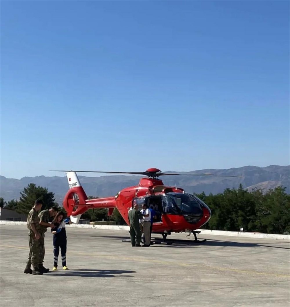 Ambulans helikopter boğazına kalem kapağı kaçan bebek için havalandı