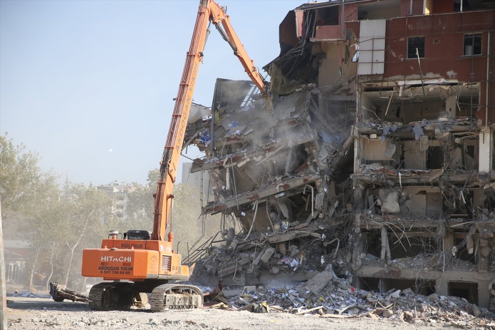 Kahramanmaraş'ta ağır hasarlı binaların yıkımı devam etti
