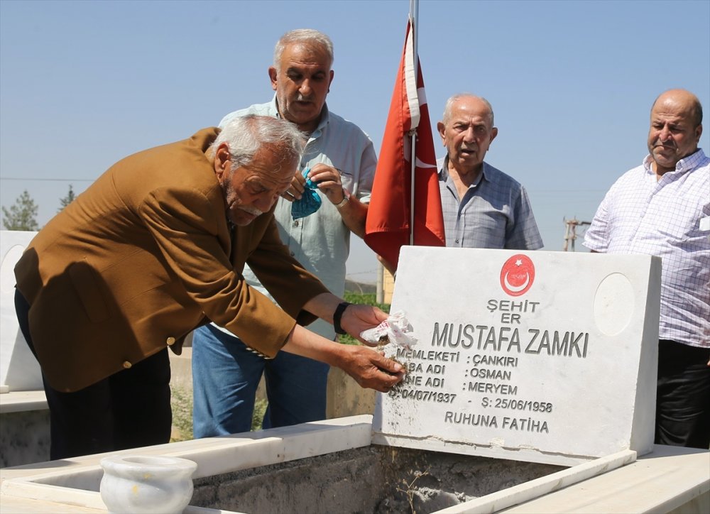 65 yıl önce şehit olan ağabeyinin mezarını ziyaret etti