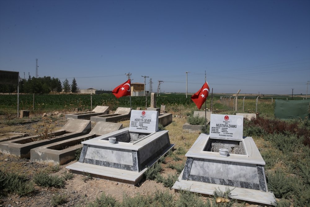 65 yıl önce şehit olan ağabeyinin mezarını ziyaret etti