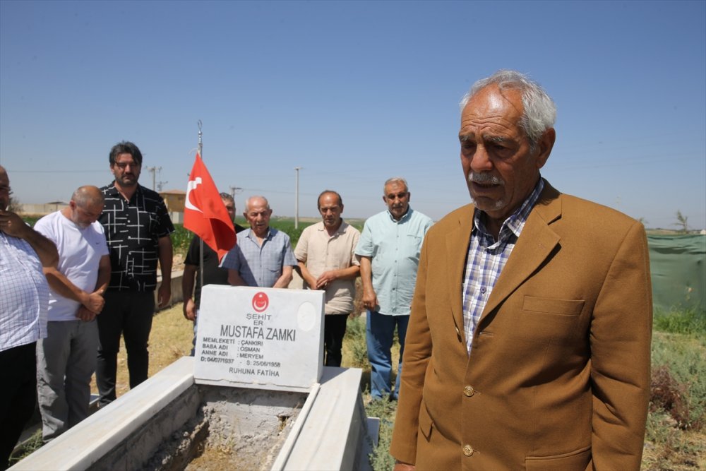 65 yıl önce şehit olan ağabeyinin mezarını ziyaret etti