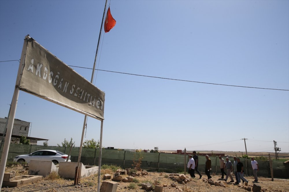 65 yıl önce şehit olan ağabeyinin mezarını ziyaret etti