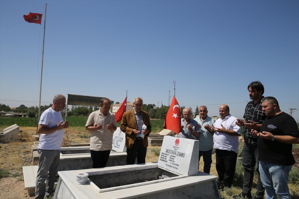 65 yıl önce şehit olan ağabeyinin mezarını ziyaret etti