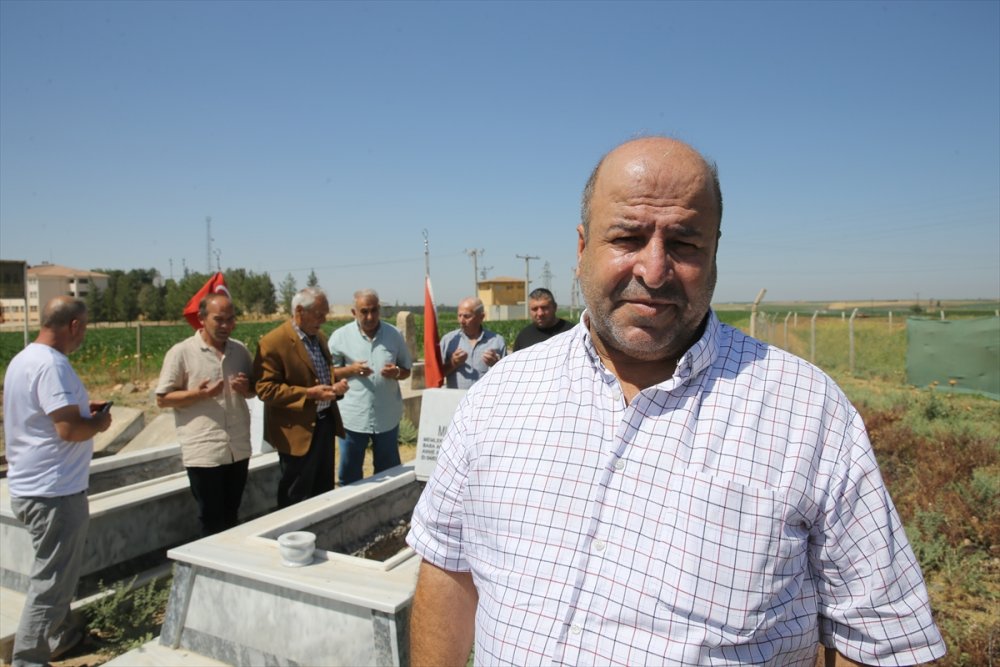 65 yıl önce şehit olan ağabeyinin mezarını ziyaret etti