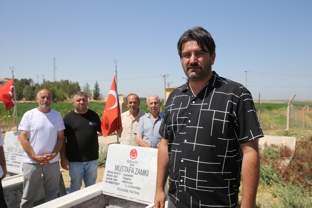 65 yıl önce şehit olan ağabeyinin mezarını ziyaret etti