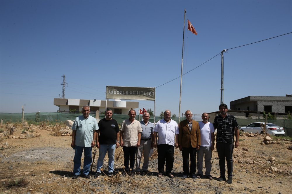 65 yıl önce şehit olan ağabeyinin mezarını ziyaret etti