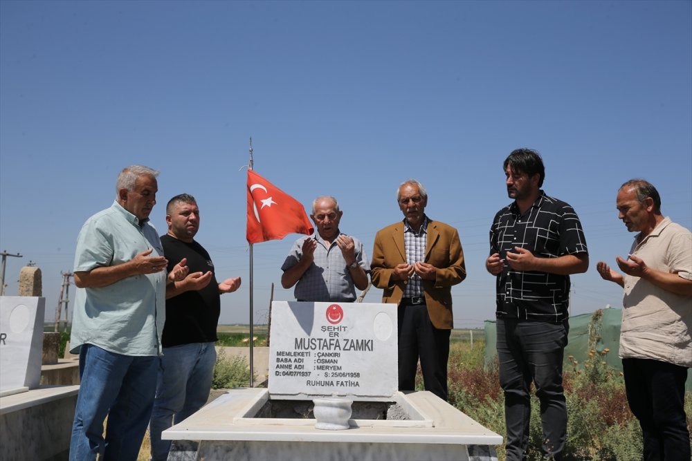 65 yıl önce şehit olan ağabeyinin mezarını ziyaret etti